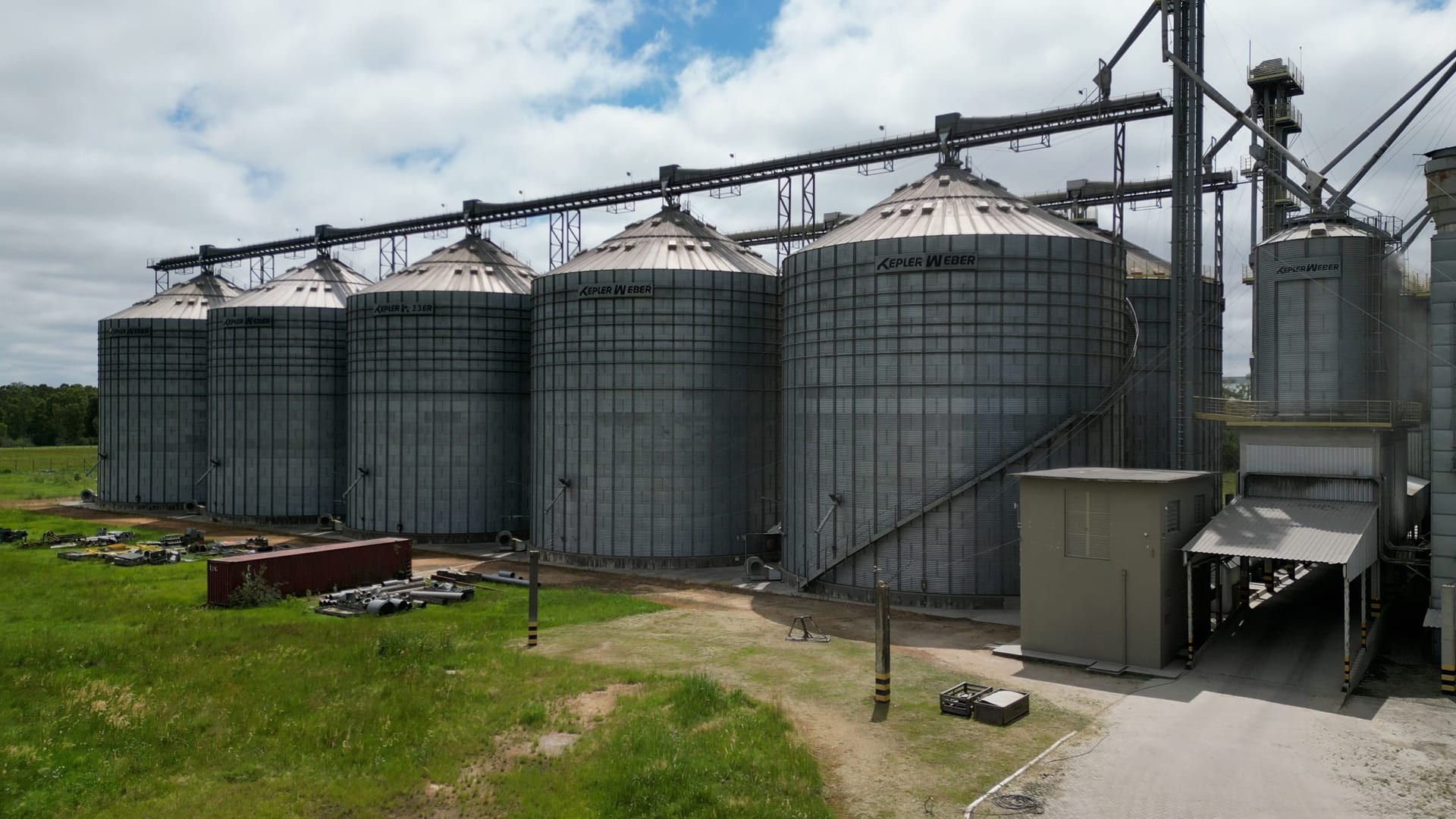 Silos de armazenagem de grãos vistos de cima.